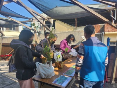 圖三、現場民眾熱烈參與領苗 活動（新竹分署攝影）